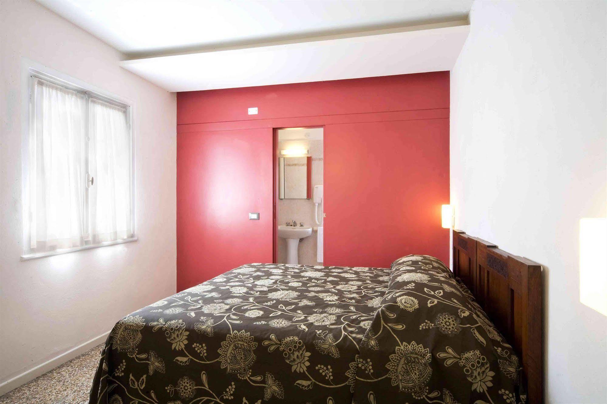 Hotel Europa Леванто Экстерьер фото
